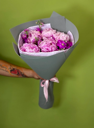 Букет с пионами и маттиолой от интернет-магазина цветов в 